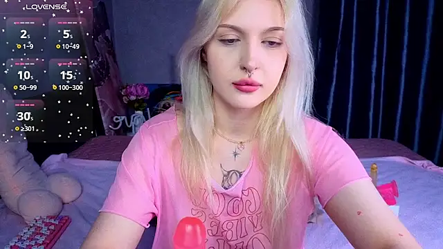 Snapshot of BlondieSummer chatting on July 29, 6:17 pm BlondieSummer online show from July 29, 6:17 pm