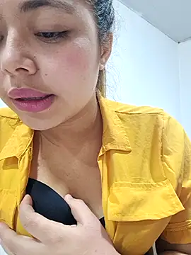 Snapshot of Yelii_ chatting on June 8, 8:42 pm Yelii online show from June 8, 8:42 pm