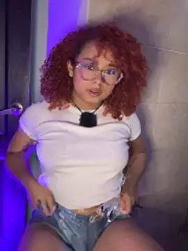 Snapshot of lara_curly chatting on June 4, 11:00 pm lara curly online show from June 4, 11:00 pm