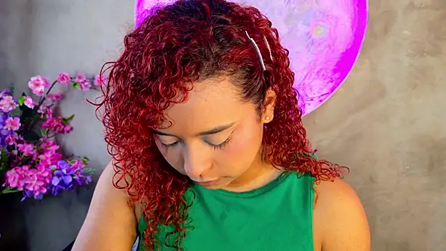 Snapshot of lara_curly chatting on June 17, 10:06 am lara curly online show from June 17, 10:06 am