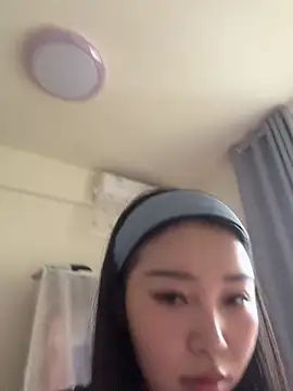 Snapshot of kiki-chloe chatting on April 7, 6:25 am kiki-chloe online show from April 7, 6:25 am