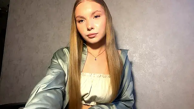 Snapshot of CarolineNine chatting on April 18, 3:27 pm CarolineNine online show from April 18, 3:27 pm