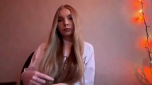 Snapshot of CarolineNine chatting on May 4, 4:14 pm CarolineNine online show from May 4, 4:14 pm