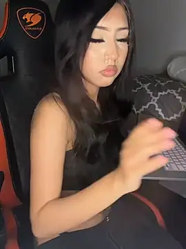 Snapshot of makeDollywet chatting on August 3, 1:27 pm makeDollywet online show from August 3, 1:27 pm