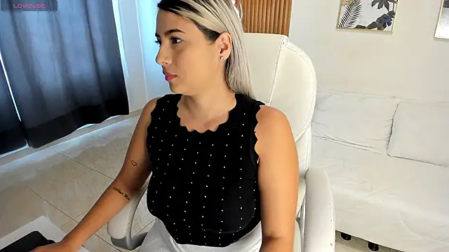 Snapshot of shadixa_Luxxx chatting on April 7, 1:44 pm shadixa Luxxx online show from April 7, 1:44 pm