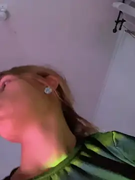 Snapshot of Andreakriss chatting on April 4, 2:10 am Andreakriss online show from April 4, 2:10 am