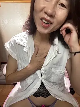 Snapshot of lilysister66 chatting on April 21, 6:20 am lilysister66 online show from April 21, 6:20 am