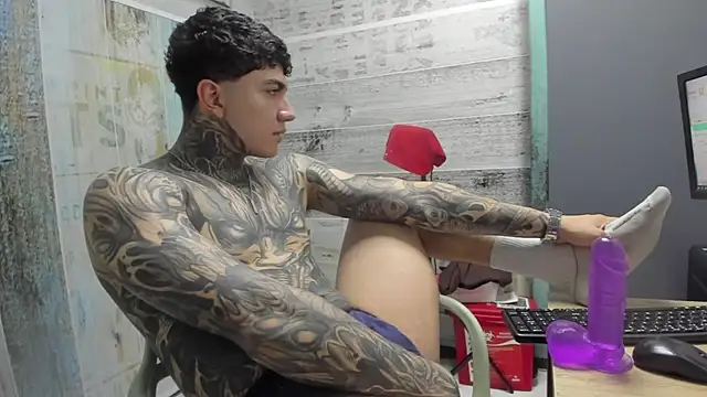 Snapshot of Gury_tattoo chatting on May 11, 7:22 pm Gury tattoo online show from May 11, 7:22 pm