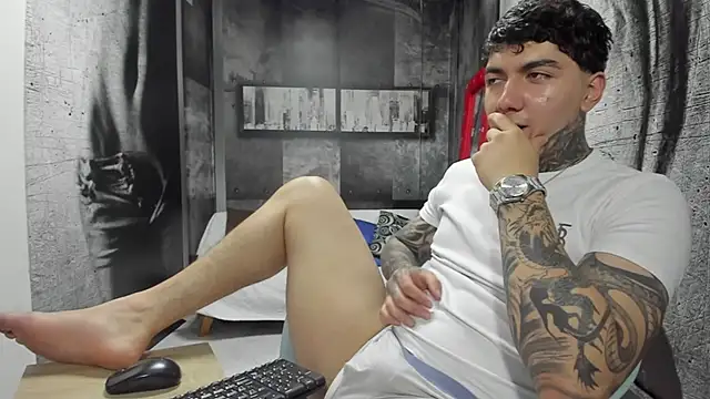 Snapshot of Gury_tattoo chatting on May 12, 7:00 pm Gury tattoo online show from May 12, 7:00 pm