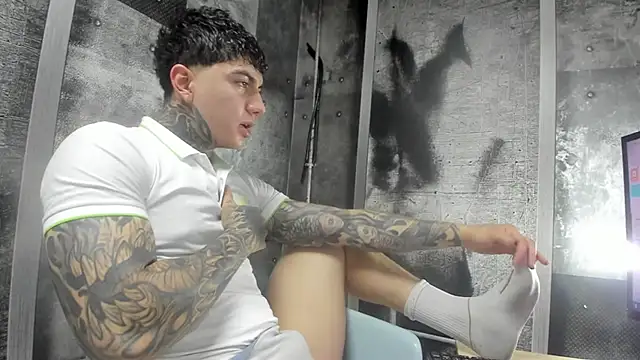 Snapshot of Gury_tattoo chatting on May 18, 7:41 pm Gury tattoo online show from May 18, 7:41 pm