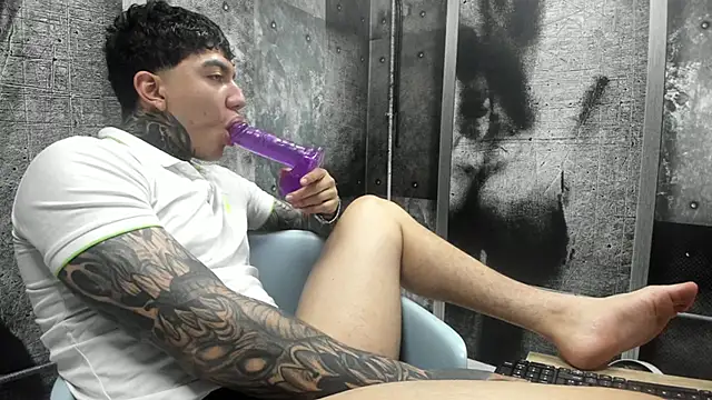 Snapshot of Gury_tattoo chatting on May 23, 2:21 pm Gury tattoo online show from May 23, 2:21 pm