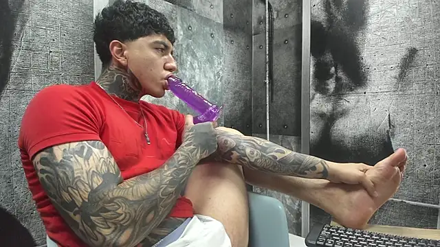 Snapshot of Gury_tattoo chatting on May 25, 8:04 pm Gury tattoo online show from May 25, 8:04 pm
