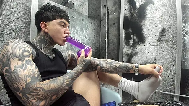 Snapshot of Gury_tattoo chatting on May 27, 7:11 pm Gury tattoo online show from May 27, 7:11 pm