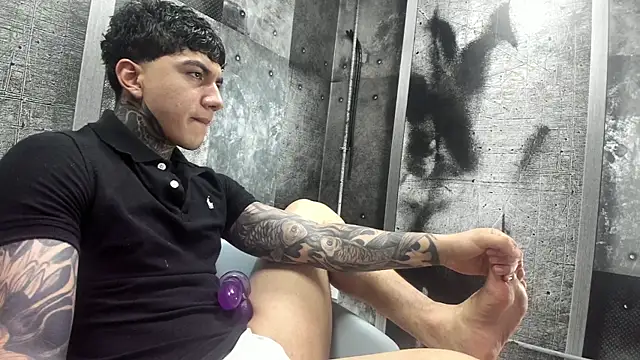 Snapshot of Gury_tattoo chatting on May 29, 8:18 pm Gury tattoo online show from May 29, 8:18 pm