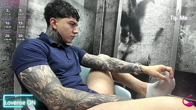 Snapshot of Gury_tattoo chatting on June 3, 8:03 pm Gury tattoo online show from June 3, 8:03 pm