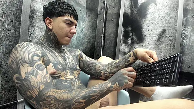 Snapshot of Gury_tattoo chatting on June 4, 7:53 pm Gury tattoo online show from June 4, 7:53 pm