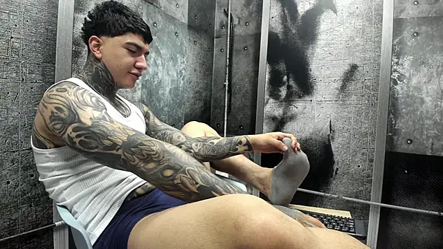 Snapshot of Gury_tattoo chatting on June 17, 7:37 pm Gury tattoo online show from June 17, 7:37 pm
