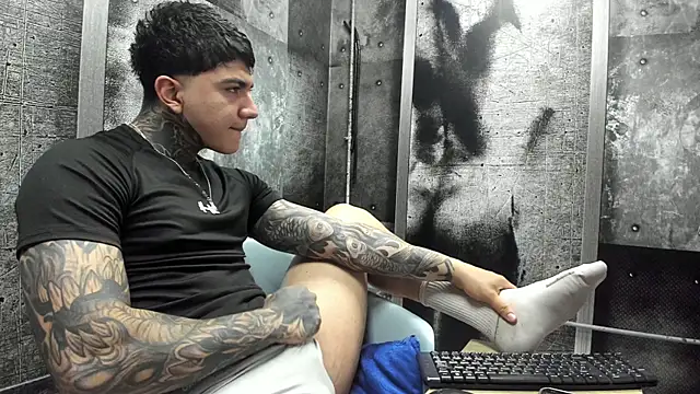 Snapshot of Gury_tattoo chatting on June 19, 8:56 pm Gury tattoo online show from June 19, 8:56 pm