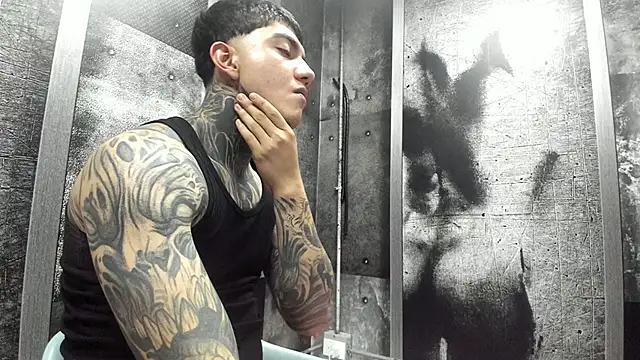 Snapshot of Gury_tattoo chatting on June 22, 8:17 pm Gury tattoo online show from June 22, 8:17 pm
