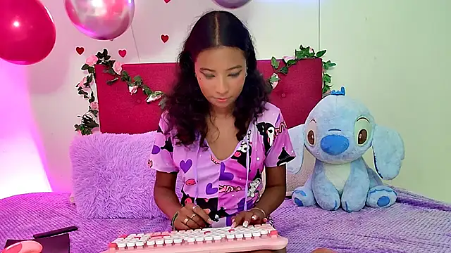 Snapshot of Ellie_Cute7 chatting on June 11, 7:34 pm Ellie Cute7 online show from June 11, 7:34 pm