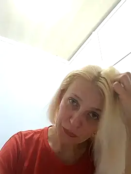Snapshot of MiaLove183 chatting on June 9, 1:56 pm MiaLove183 online show from June 9, 1:56 pm