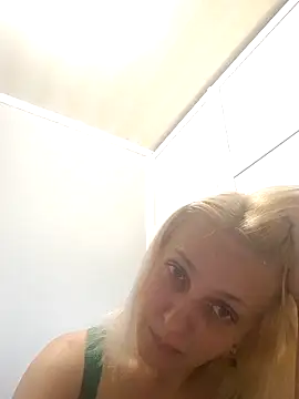 Snapshot of MiaLove183 chatting on June 10, 1:54 pm MiaLove183 online show from June 10, 1:54 pm