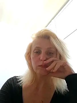 Snapshot of MiaLove183 chatting on June 17, 1:45 pm MiaLove183 online show from June 17, 1:45 pm