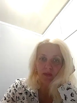 Snapshot of MiaLove183 chatting on July 13, 1:58 pm MiaLove183 online show from July 13, 1:58 pm