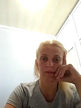 Snapshot of MiaLove183 chatting on July 20, 1:35 pm MiaLove183 online show from July 20, 1:35 pm