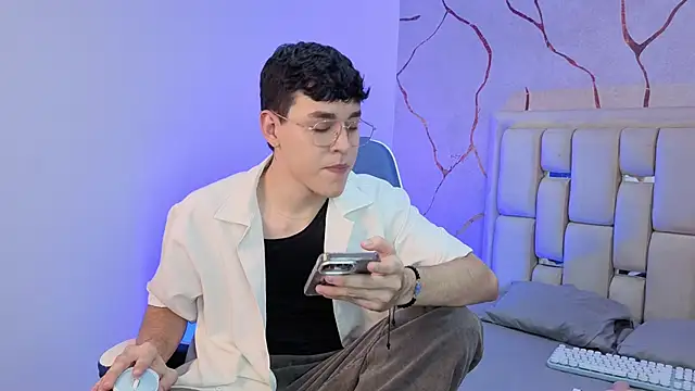 Snapshot of Tom_Parker_ chatting on March 21, 11:19 pm Tom Parker online show from March 21, 11:19 pm