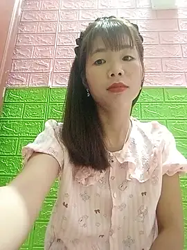 Snapshot of AmyLinee01 chatting on June 10, 5:28 am AmyLinee01 online show from June 10, 5:28 am