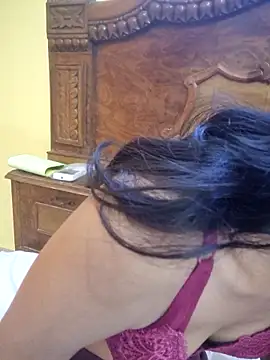Curvy Amyra online show from May 7, 5:46 am