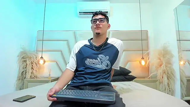 DylanLuxe online show from March 25, 6:30 am