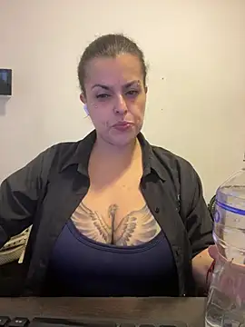 Snapshot of MiaHotboobs chatting on July 8, 4:06 am MiaHotboobs online show from July 8, 4:06 am