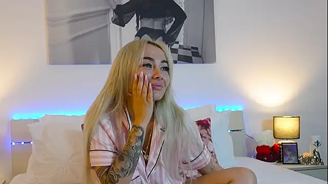 Snapshot of FrancescaGrayy chatting on July 8, 4:44 pm FrancescaGrayy online show from July 8, 4:44 pm