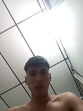 Snapshot of Diablito045 chatting on April 6, 10:33 pm Diablito045 online show from April 6, 10:33 pm