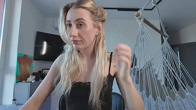 HEY KITSUNKA online show from April 4, 1:30 pm