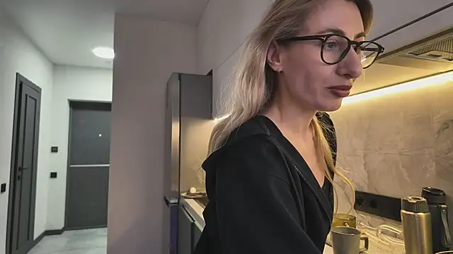 HEY KITSUNKA online show from April 6, 6:31 pm