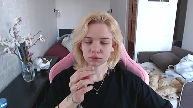 Snapshot of TenderChloe chatting on March 31, 9:53 am TenderChloe online show from March 31, 9:53 am