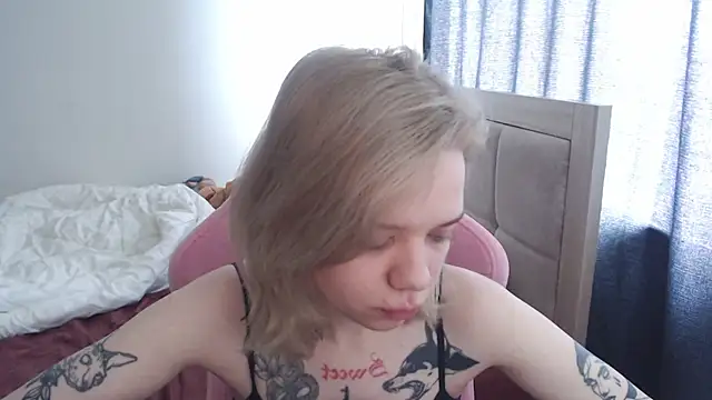Snapshot of TenderChloe chatting on June 6, 9:25 am TenderChloe online show from June 6, 9:25 am