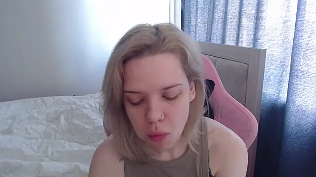 Snapshot of TenderChloe chatting on June 10, 8:57 am TenderChloe online show from June 10, 8:57 am