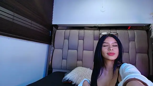 Snapshot of MeganEvanss__ chatting on May 22, 11:21 pm MeganEvanss online show from May 22, 11:21 pm
