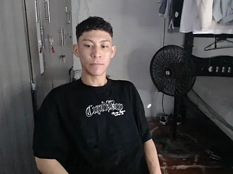 Snapshot of mastercum28 chatting on May 18, 2:01 pm mastercum28 online show from May 18, 2:01 pm