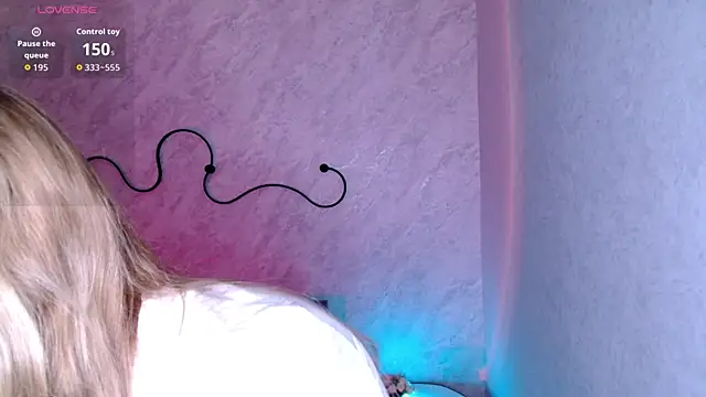 Snapshot of LulyDOLL chatting on April 10, 6:51 am LulyDOLL online show from April 10, 6:51 am