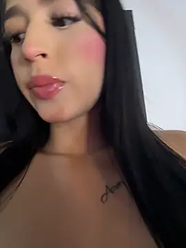 Snapshot of Hannaa_blondee chatting on May 6, 11:43 pm Hannaa blondee online show from May 6, 11:43 pm