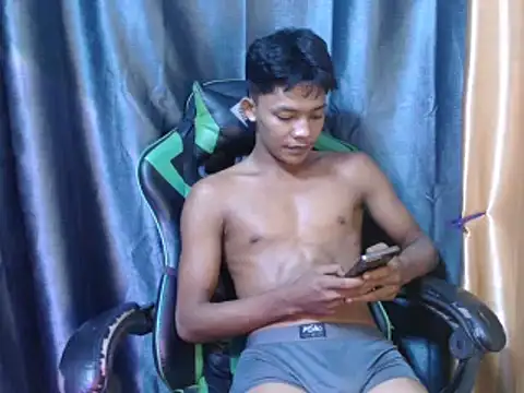 Snapshot of pinoy_lowey18 chatting on May 4, 3:02 am pinoy lowey18 online show from May 4, 3:02 am