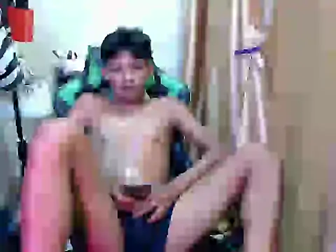 Snapshot of pinoy_lowey18 chatting on May 19, 4:30 am pinoy lowey18 online show from May 19, 4:30 am
