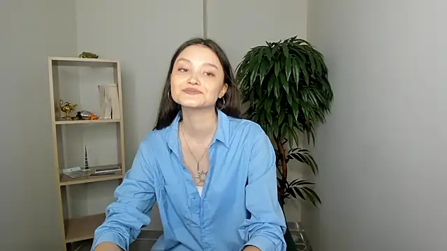 Snapshot of GussieGoold chatting on March 24, 10:42 am GussieGoold online show from March 24, 10:42 am