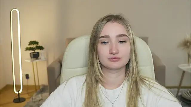 VioletteClaire online show from April 3, 8:45 am