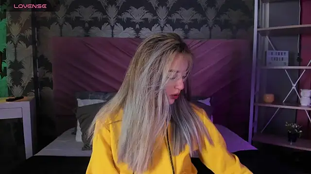 Snapshot of _mykinkydoll_ chatting on April 21, 10:01 pm mykinkydoll online show from April 21, 10:01 pm